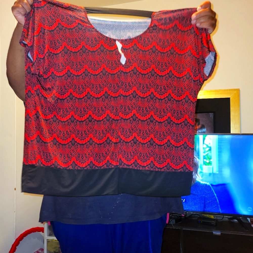 PLUS-SIZED SHORT SLEEVED SHIRT RED & BLACK WITH PEEK-A-BOO BACK